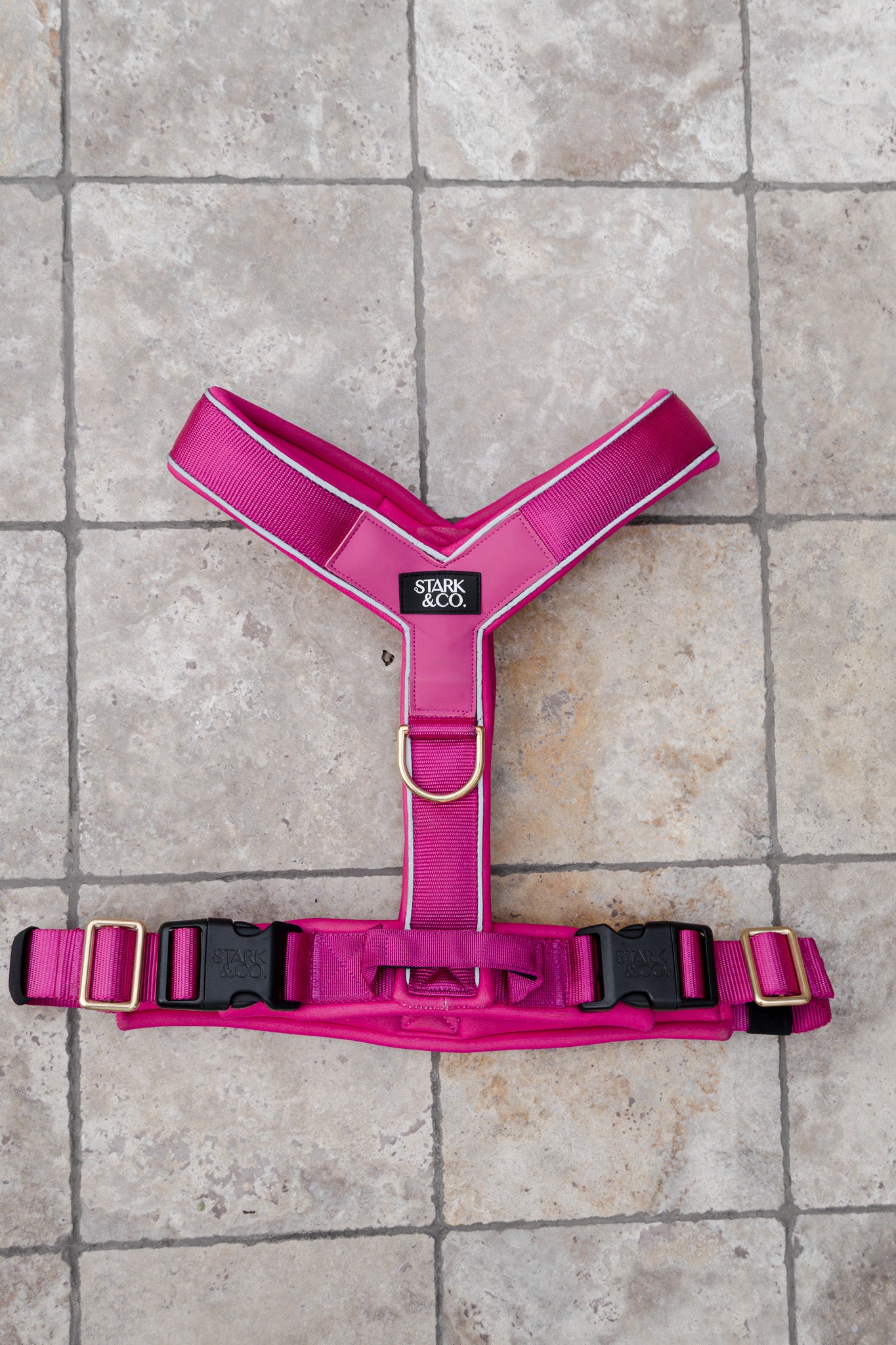 Harnais magenta en velours – Frankie et Suzie Harnais magenta en velours – Frankie et Suzie